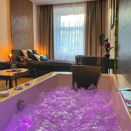 Apartament Czarny Z Jacuzzi Krakkó Kültér fotó
