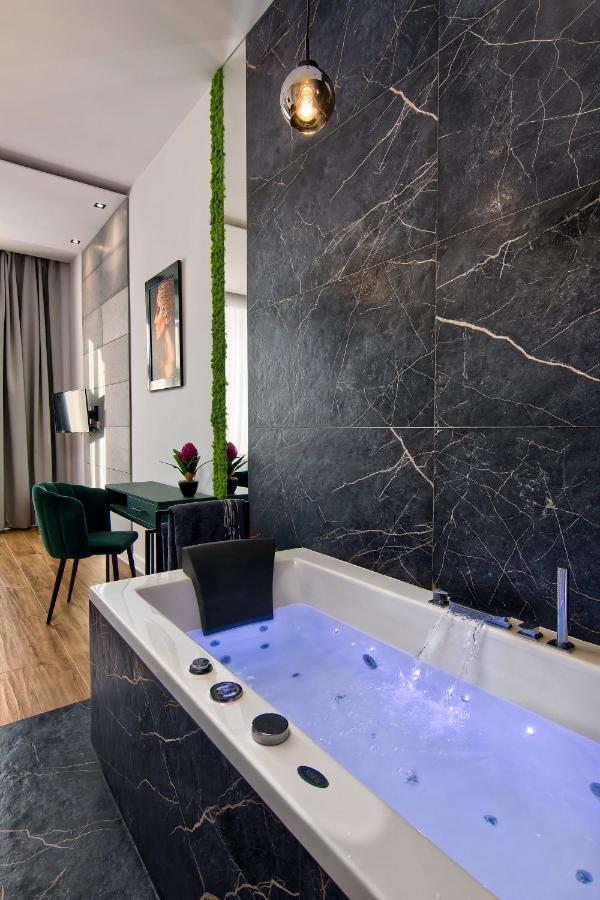 Apartament Czarny Z Jacuzzi Krakkó Kültér fotó