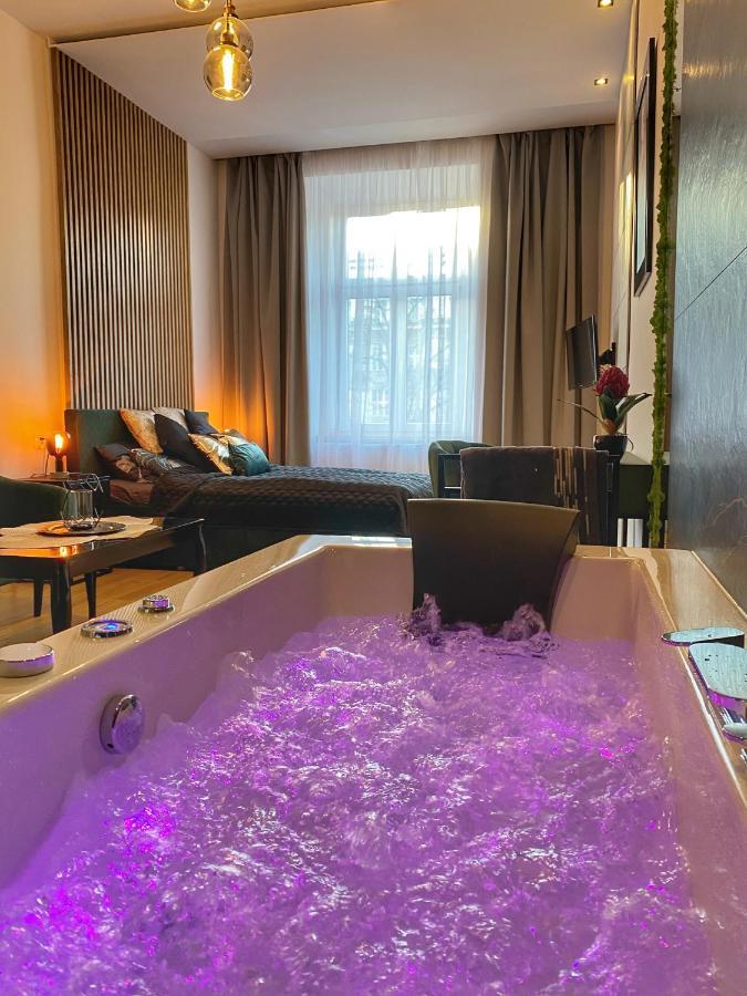 Apartament Czarny Z Jacuzzi Krakkó Kültér fotó