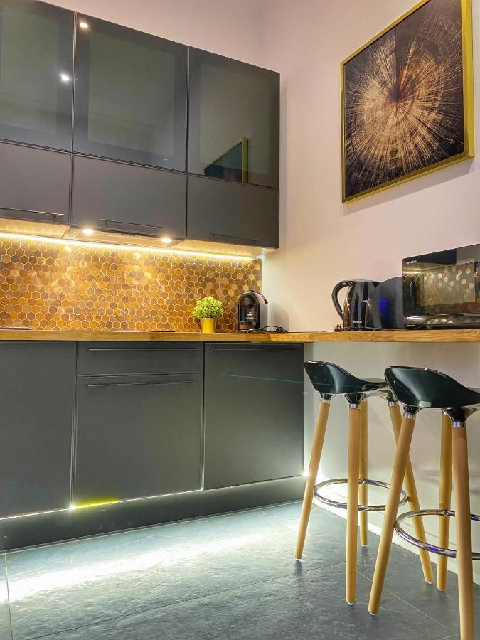 Apartament Czarny Z Jacuzzi Krakkó Kültér fotó