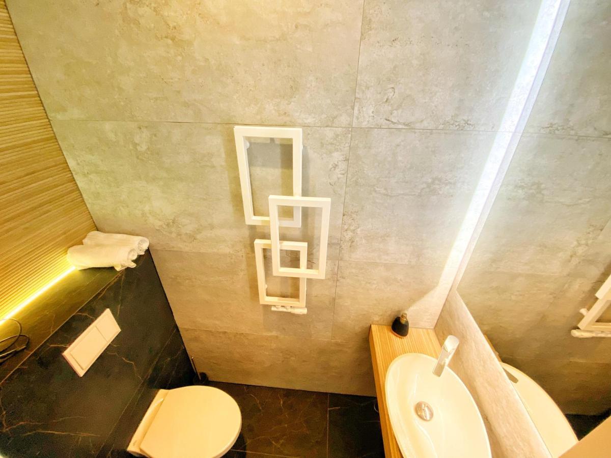 Apartament Czarny Z Jacuzzi Krakkó Kültér fotó