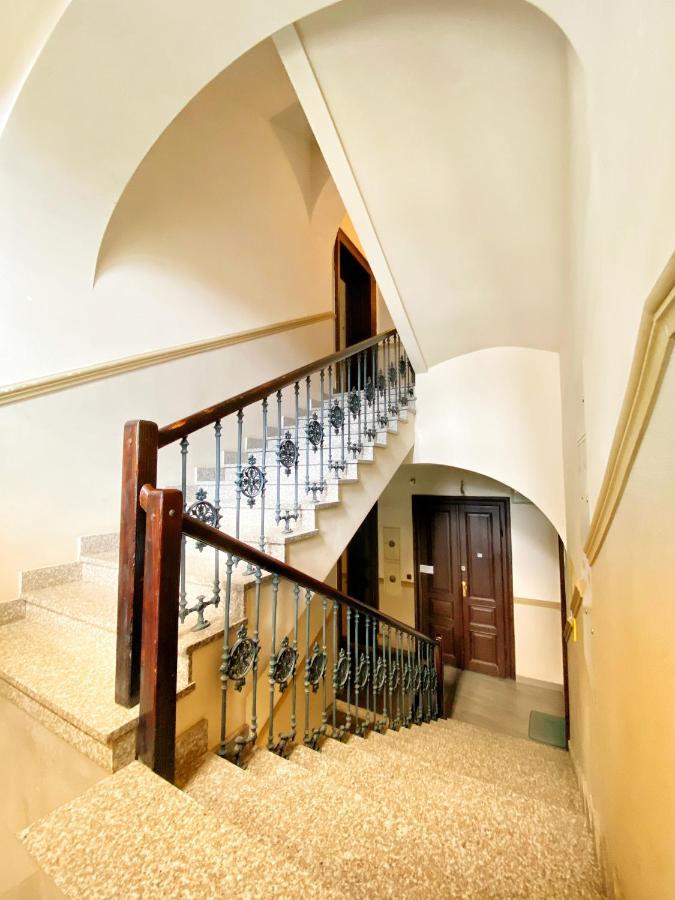 Apartament Czarny Z Jacuzzi Krakkó Kültér fotó
